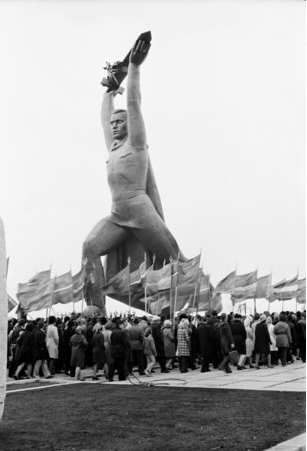 "СОЛДАТ", Мемориал воинам-сибирякам, г. Омск, Парк Победы, 1975 г. Открытие памятника.