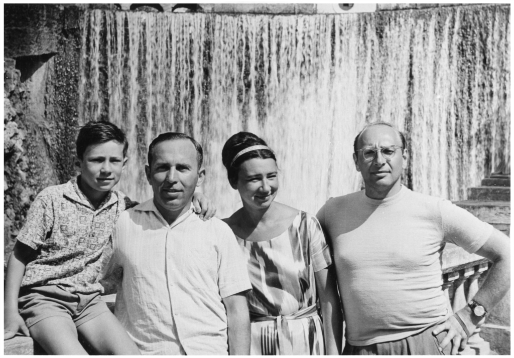 А.Д.Рябичв, Д.Б.Рябичев, В.И.Борунова и Владимир Циммерлинг (слева). Ок. 1970 г.